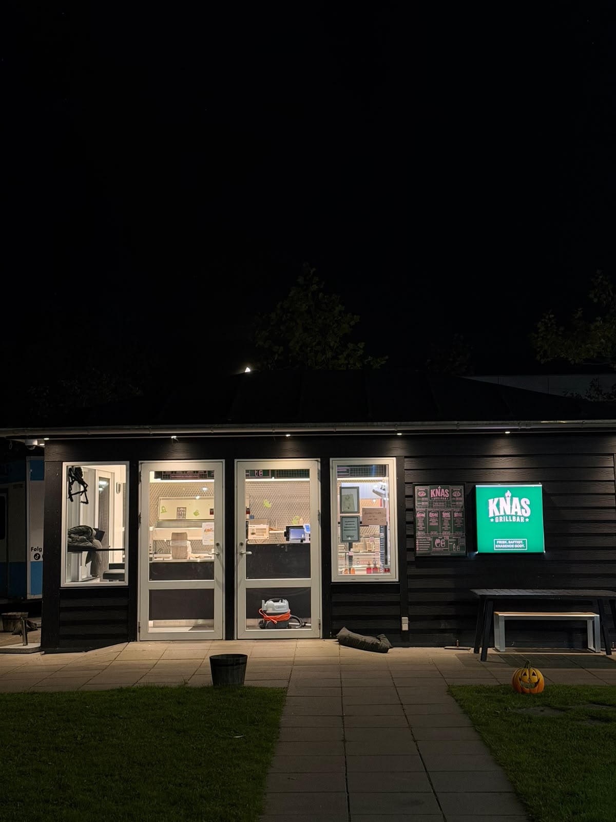 Knas Grillbar på Gammel Gårdsvej om aftenen